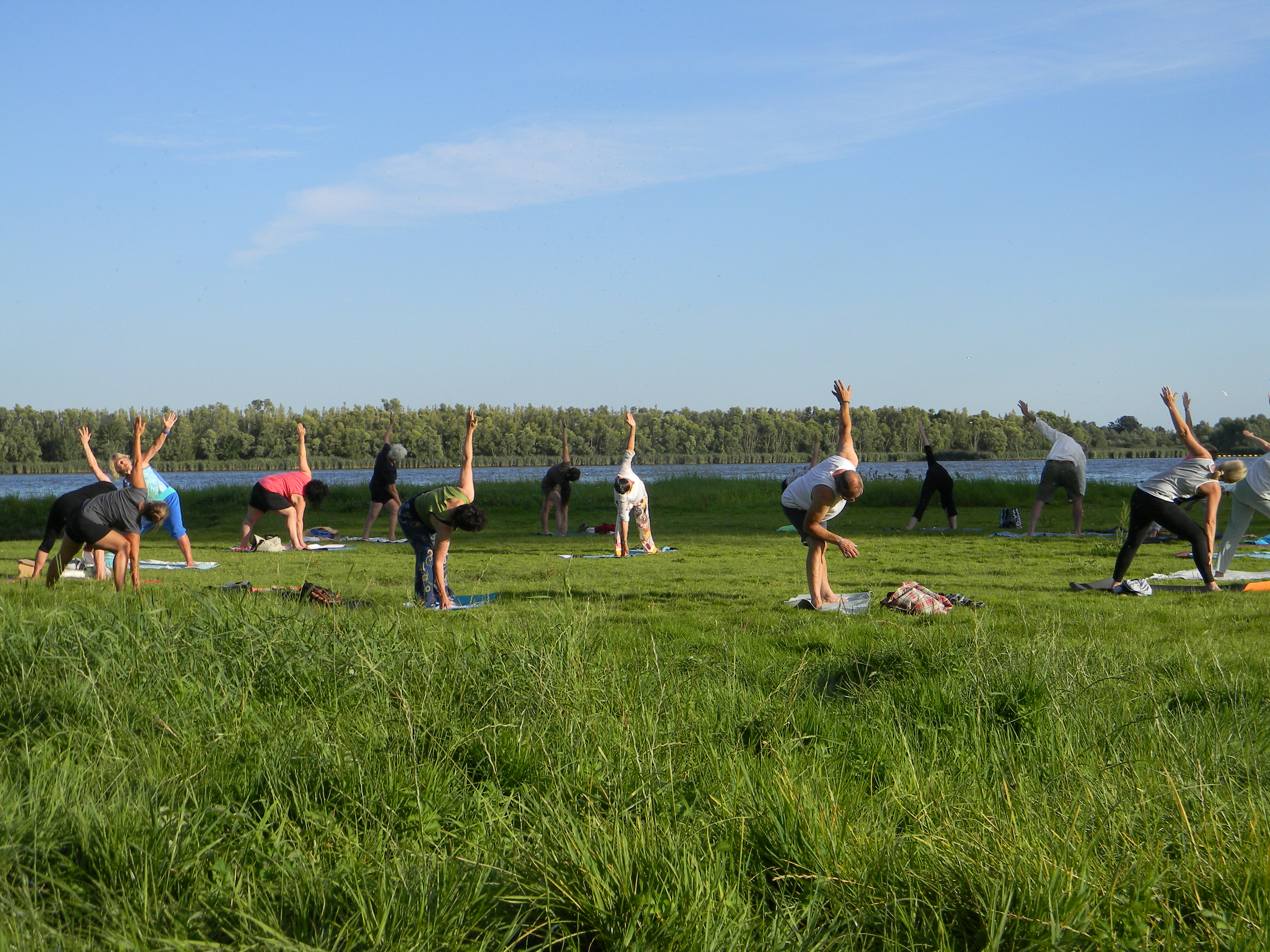 Yogales buiten met een andere groep cursisten